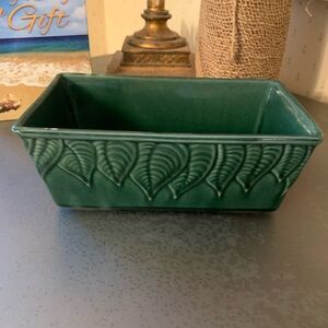 Vintage, HULL USA 451, rectangular dark planter with DARK GREEN leaves pattern.
